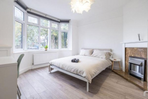 Minimalist 4 bedroom house in central Luton